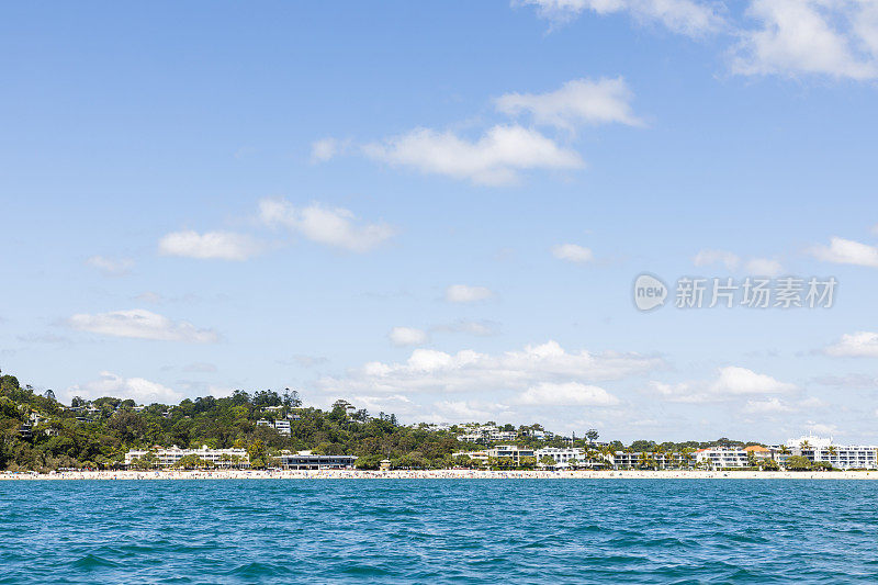 Noosa Main海滩是一个受欢迎的旅游目的地。